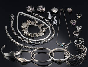 Samling smykker af sølv og sterlingsølv. 22