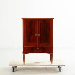 Skåp i gustaviansk stil 