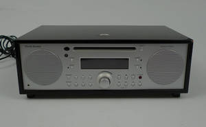 Tivoli Audio, Music system i svart med tillhörande fjärrkontroll 2