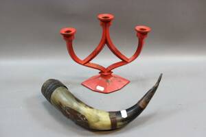 Ljusstake i metall och dryckeshorn