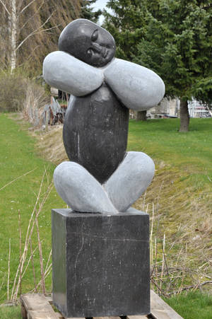 Siddende figur af sort marmor