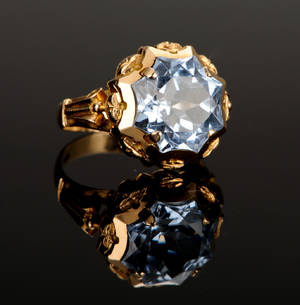 Guldring med synt. spinel