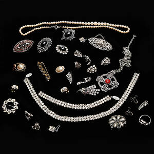 SAMLING SMYCKEN, bland annat silver.