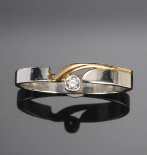 Brillantring af platin og 18 kt, ca 0.04 ct