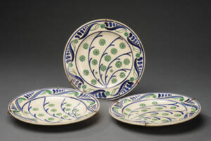 Aluminia. Tre platter af fajance. 3