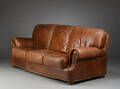 Trepersoners sofa betrukket med brunt læder 