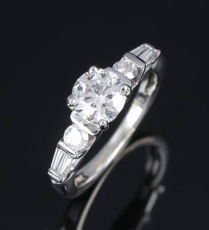 Brillant- solitairering af 18 kt. hvidguld, i alt ca. 1.38 ct