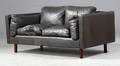 To pers. sofa i gråligt bøffelskind.