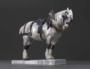 Figur af porcelæn. Kgl.P. I sort.