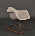 Charles Eames 1907-1978. Gyngestol, model RAR. Mauve Grey