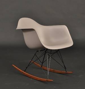 Charles Eames 1907-1978. Gyngestol, model RAR. Mauve Grey