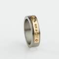 Ring i titan med dekordel i guld