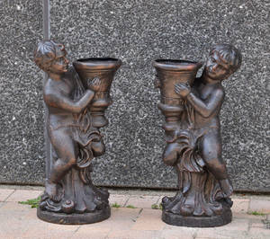 Par prydvaser i støbejern 2