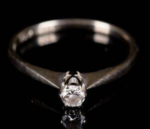 Enstensring 18K Guld med briljantslipad diamant 