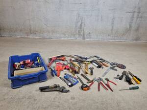 Verktygsparti med bl.a. filar och hammare.