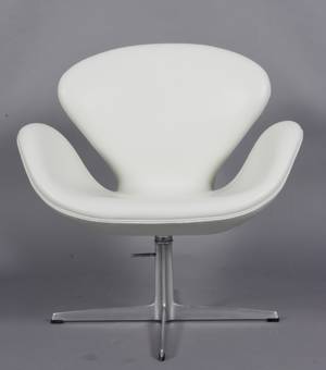 Arne Jacobsen 1902-1971. Svanen, model 3320, højdejusterbar.