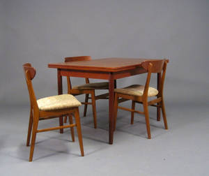Dansk møbelproducent. Spisebord samt stole 4