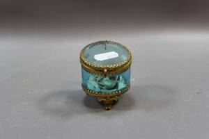 Klockställ i metall och glas 