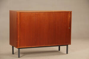 Dansk møbelproducent. Skab af teaktræ