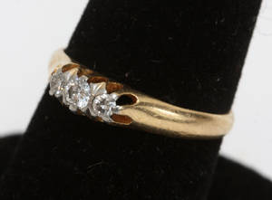 Ring, 18K guld med tre diamanter.