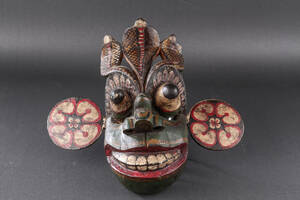 Afrikansk maske af bemalet træ