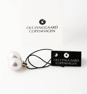 Ole Lynggaard. Dråbeperlevedhæng til ørestikker. 2