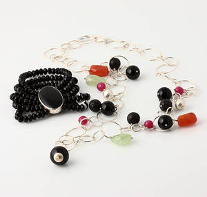 Susanne Friis Bjørner halskæde af sterlingsølv samt femradet armbånd af sort onyx 2