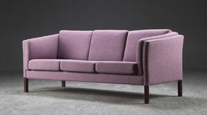 Tre-pers. sofa, uld og bejdset træ, dansk møbelproducent