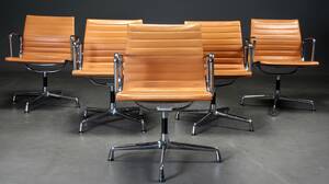 Charles Eames. Sæt på fem armstole betrukket med læder, model EA-107 5 Denne vare er sat til omsalg under nyt varenummer 4961025