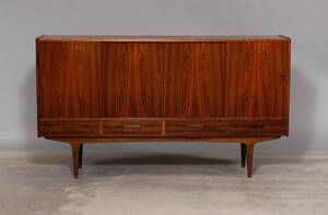 Dansk møbelproducent. Høj skænk af palisander