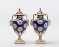 Ett par prydnadsurnor i Louis XVI-stil, Sevres Frankrike, ca. 1900 2