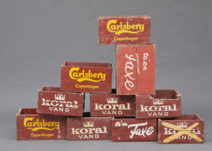 Samling ældre ølkasser af træ. 10