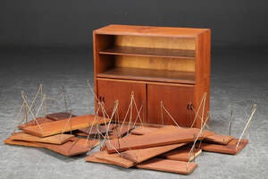 Væghængt reolsystem af teak 16