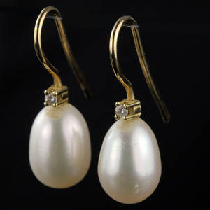 Par perle og brillant ørelokker.