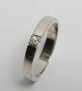 Alliancering med 1 brillant på ca. 0.05 ct. 14 kt. hvidguld