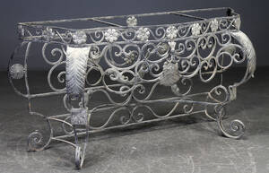 Konsolbord af jern dekoreret med blomster og bladværk