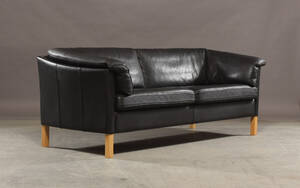 Dansk møbelproducent. To-pers. lædersofa