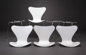 Arne Jacobsen. Fire stole, Syveren, model 3107 4 Denne vare er sat til omsalg under nyt varenummer 4336059