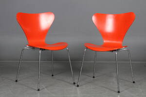 Arne Jacobsen. Sæt på to 7er stole 3107 2