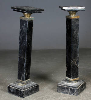 Par piedestaller af sortbbroget marmor, 20 årh. 2