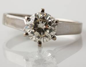 Solitaire ring af 14 kt. hvidguld prydet med brillant, i alt 1,06 ct.