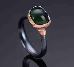 Ole Lynggaard. Lotus ring af oxideret sterlingsølv og 18 kt. guld med serpentin