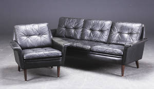 Dansk møbelproducent. Sofasæt i sort læder. Trepersoners sofa og lænestol 2