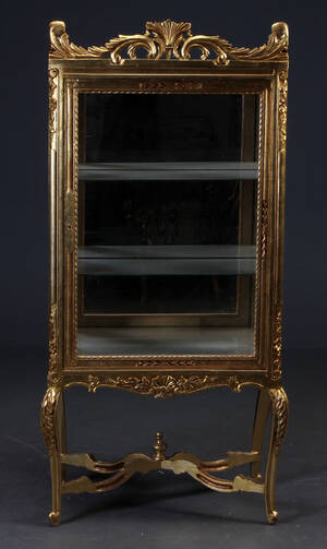 Vitrineskab af guldbemalet træ Denne vare er sat til omsalg under nyt varenummer 4350180