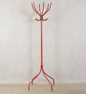 KLÄDHÄNGARE, rödlackerad metall, 1970-tal.