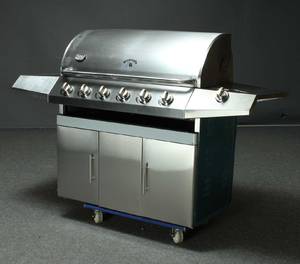 Gasgrill i rustfri stål med 6 brændere og sidebrænder.