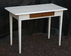 Bord med en låda, 181900-tal