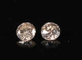 To uindfattede brillanter - tilsammen ca. 0.59 ct. Farve Brun. Klarhed P1. 2