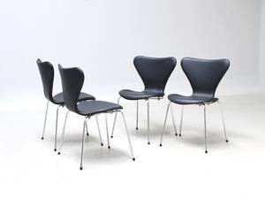 Arne Jacobsen 1902 - 1971. Sæt på fire stole, model 3107, nybetrukket med sort Savanne læder 4