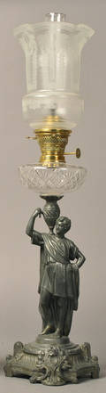 Petroleums bordlampe med stående mand i zink. 1900-tallet.